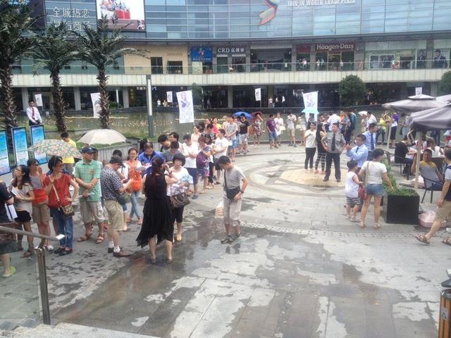 昆山血库告急 献血点民众自发排长队献血