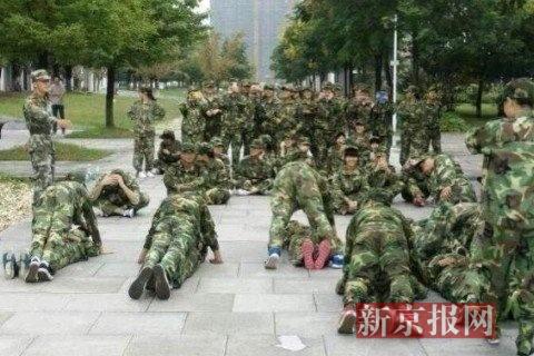 南师大军训男女生不雅方式做俯卧撑 教官道歉