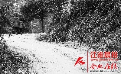 2月21日，妈妈带着小雪离开了村子。 晨报记者高博摄