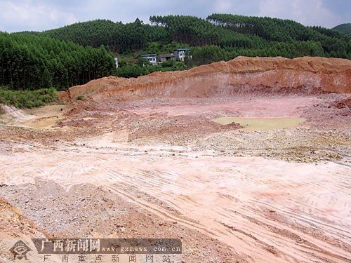 广西一砖厂挖空林地山头 负责人辩称帮人挖鱼塘_新闻_腾讯网