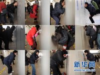 组图：宁波旅客排队买火车票 窗口前需半蹲