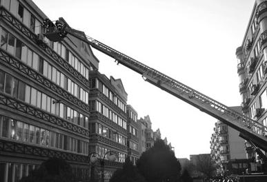 女子切开燃气管自杀后反悔报警 20户居民被疏散