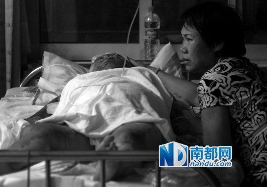 2007年7月14日，遭人泼硫酸的倩倩(化名)的母亲几乎寸步不离地守在女儿身边。南都记者徐文阁 摄(资料图)
