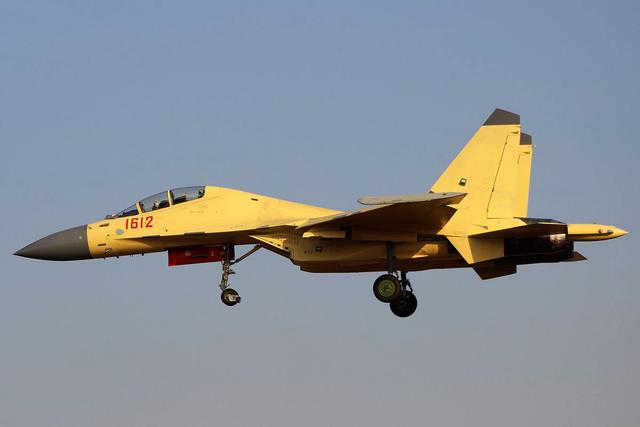 中国歼-16战机小批量服役 境外媒体：性能接近F-15E