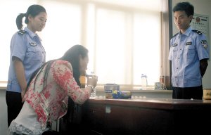 患抑郁症<em>女子</em>脱光衣服欲轻生 警民联手救助(图