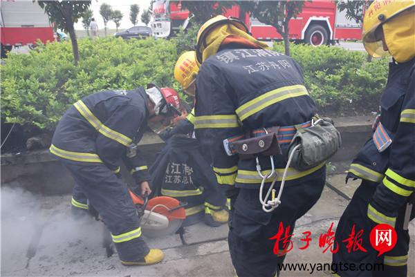 女孩奔跑时遭遇“陷阱” 下水道离奇卡住左膝盖