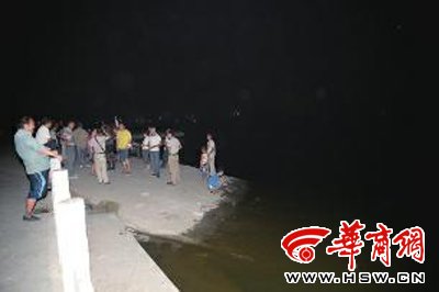 男子河边洗车爱车滑进河 水深6米难打捞(图)_行