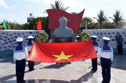 越南在侵占的中国南沙群岛修建武元甲公园