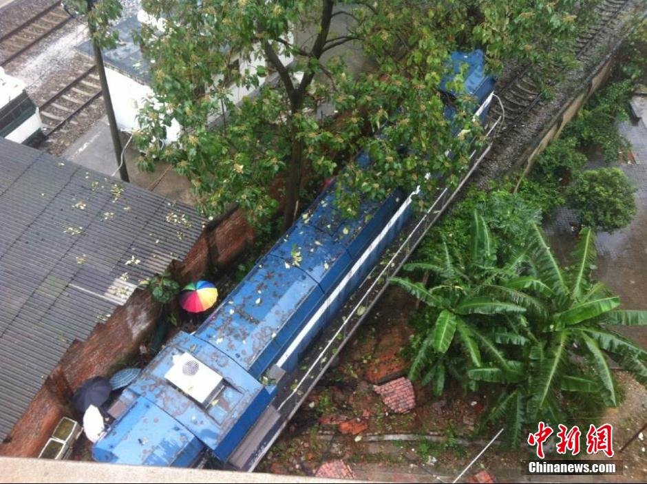 柳州市和平路小区宁局柳段DF1581火车脱轨撞破墙冲入小区
