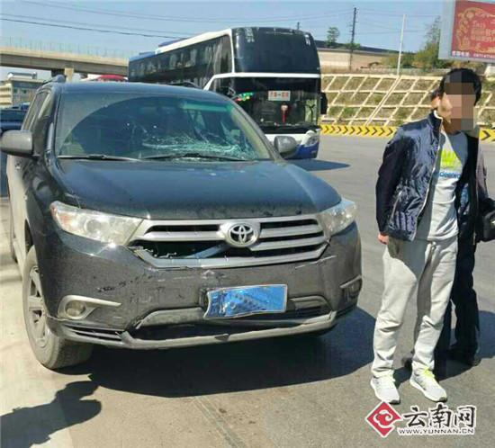 运毒嫌犯被警方追击 驾车冲卡高速路抛毒品(图)