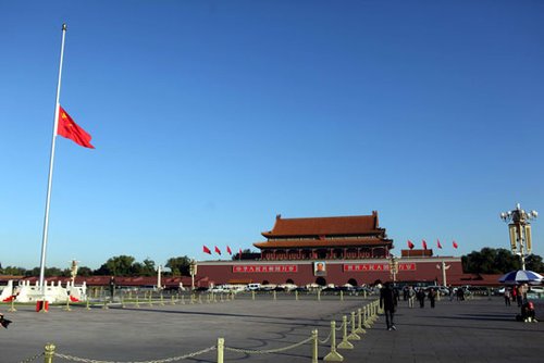 西哈努克灵柩启程 新华门及外交部降半旗