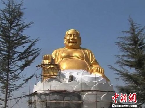 大背头雕像建造之初曾被传酷似“弥勒佛”而引发争议。米凌子摄