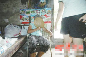 记者强拍周克华年迈母亲 被指违反职业伦理