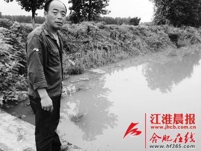 卖菜老人遇车祸 肇事司机将其投入河中任其死亡