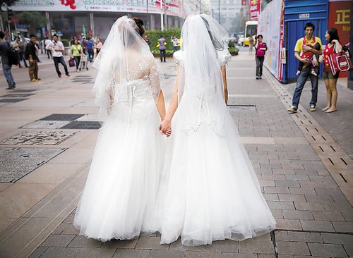 <em>女同性恋</em>街头结婚求祝福 行人惊慌失措(图)_