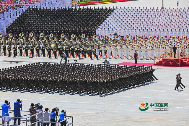 军事专家:不仅是裁军30万 中国军队将升级