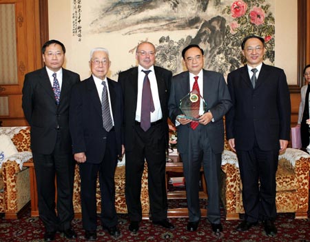 资料:2006年丁关根获世界桥牌联合会最高奖