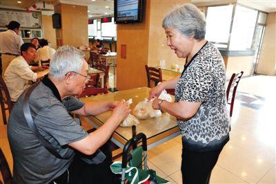 昨日,广电新302餐厅,附近居民在此购买馅饼和包子。新京报记者 高玮 摄