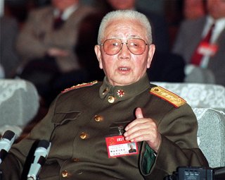 ͼΪ1996��3��15�գ������ί����ϯ��������ȫ���˴�㶫�����ۻ��ϡ�