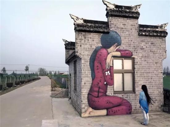帅老外用破墙绘画来抒发情感