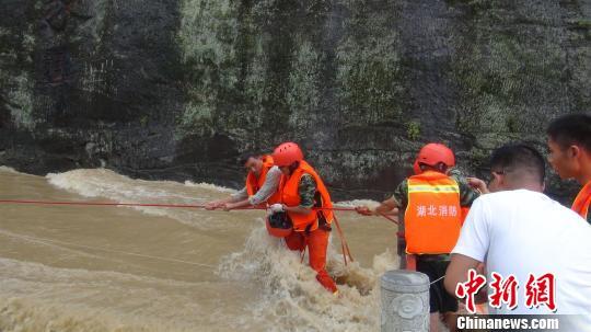 湖北远安一景区突发山洪 1人来不及撤离被困