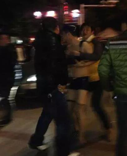 男子街头穿丝袜戴胸罩裸奔 原是场闹婚闹剧