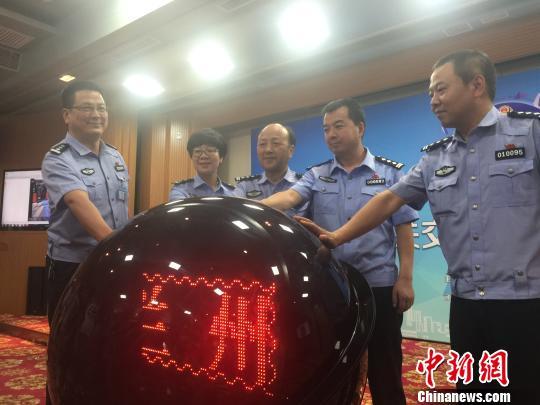 兰州交警“网络直播”执法过程警花变“网红”受热捧