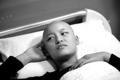 12岁骨瘤女孩住院需50万元 家人不辞而别(图)