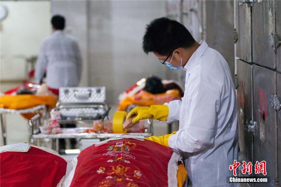 组图:年轻的遗体化妆师