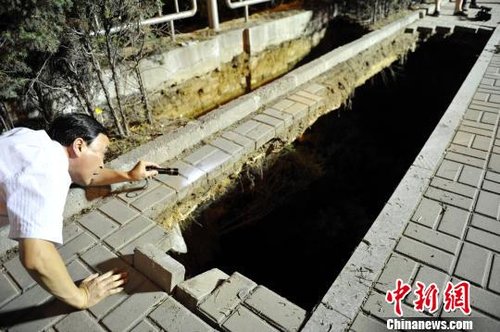 闹市区人行道塌陷 坠入深坑两名儿童获救（图）