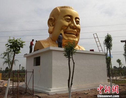 改建后的大背头雕像头部搬迁到游乐园一平房上。网络截图摄