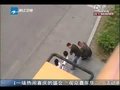 视频：实拍公交车站扒手偷窃不成直接明抢