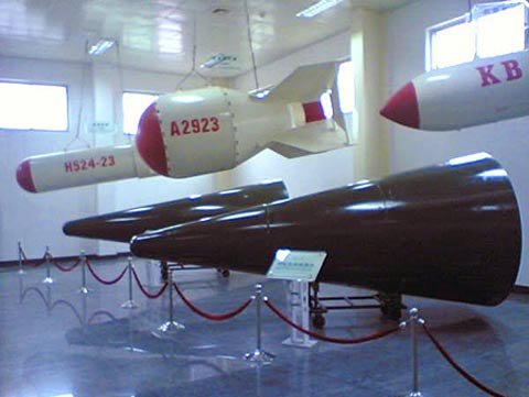 中国核弹头模型,上方白色的为航空核弹,下方绿色的为东风导弹的核弹头