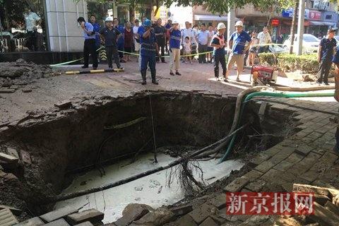 北京一自来水管道爆裂大水漫路 1000多住户停水