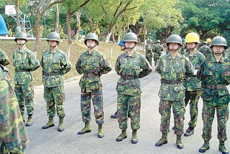 台军加大<em>征召女兵</em>入伍力度 被批动辄就撒娇_新