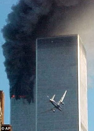 据英国《每日邮报》报道,一张表现2001年"911"恐怖袭击事件当天