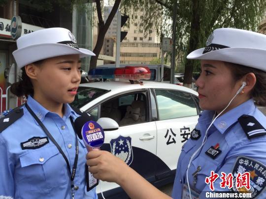 兰州交警网络直播执法过程 警花变“网红”受热捧