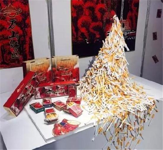 这套香烟的视觉设计非常有意思,堆砌成山的香烟给人震撼的视觉体验.