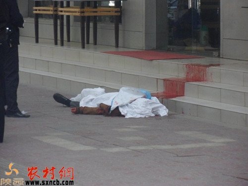 高清图—陕西咸阳人民西路金海岸酒店门口男子被砍死