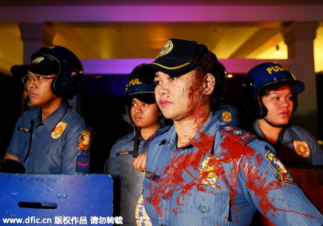菲律宾人冲击美使馆泼红漆焚烧国旗。