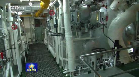 老兵在航母上维护锅炉 近70℃不换检修服排除故障