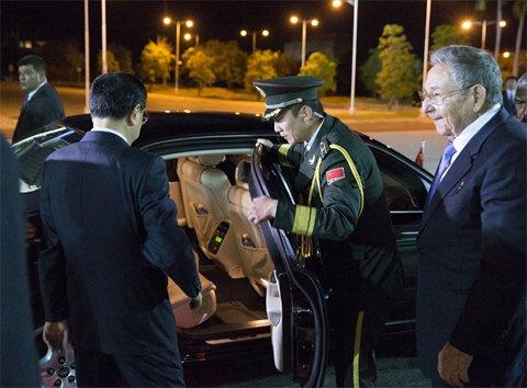 劳尔-卡斯特罗一再破例:半天内与李克强5次深谈