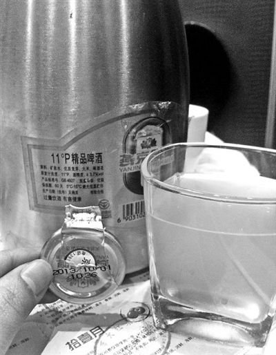 消费者就餐喝到过期啤酒 回应:只据医院证明赔偿