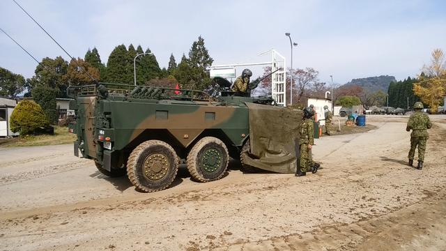 日本自卫队纪念日活动 96式装甲车跑掉轮子(组图)