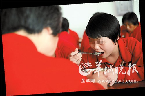 11岁女孩不堪被打骂 3调羹农药毒杀生父(组图)