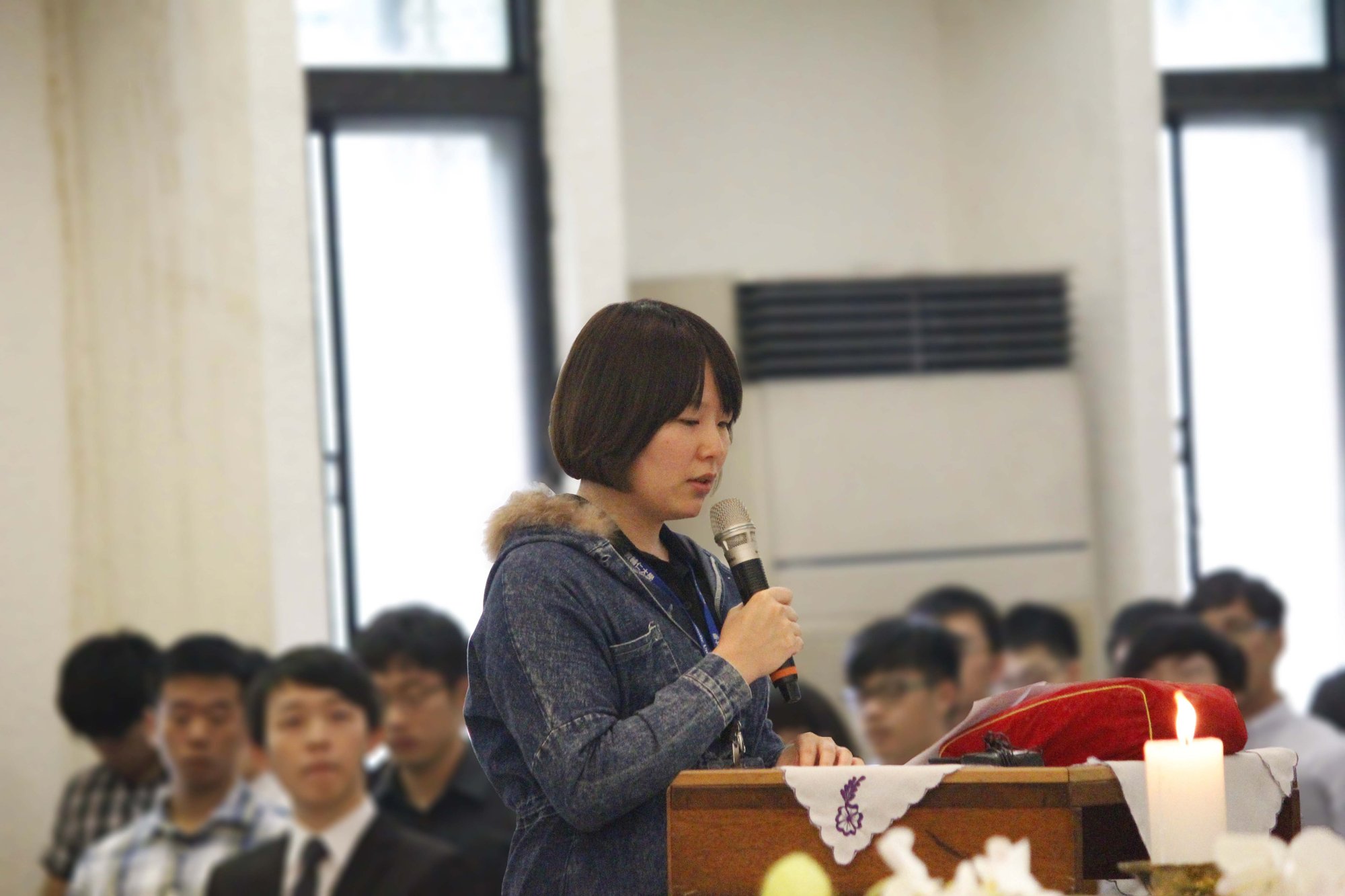 林先生的女儿在林太太的告别仪式上讲话。 林先生的女儿在林太太的告别仪式上讲话。