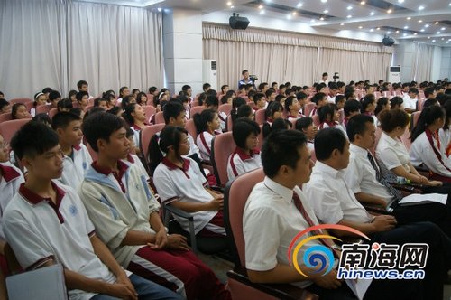 海南省洋浦中学2012-2013学年八年级地理上学期期中考试试题(无答案)