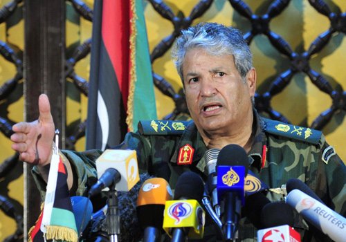 4月5日，利比亚反对派武装力量负责人尤尼斯在班加西接受采访。