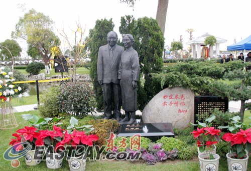 铜像中,钱伟长先生和夫人孔祥瑛女士互相依偎,极目远眺,表情安宁祥和.