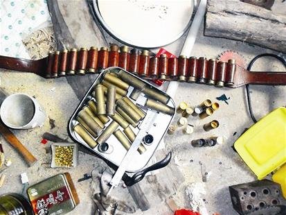 湖北48岁农民开地下枪支作坊 自购原料制枪(图)